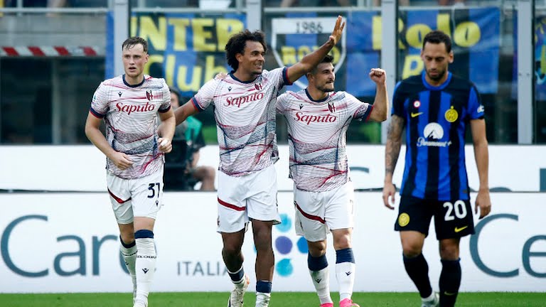 Pemain Bologna merayakan gol balasan ke gawang Inter Milan saat keduanya bertemu dalam lanjutan Liga Italia di Stadion San Siro, Sabtu (7/10/2023). Kedua tim bermain imbang 2-2. Foto:Reuters