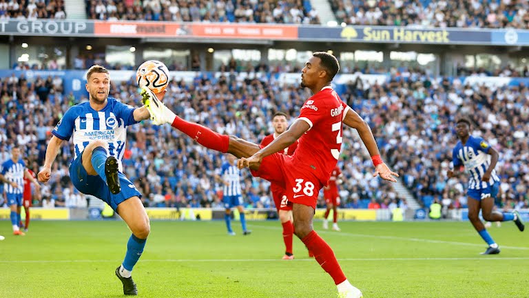 Pemain Liverpool dan Brighton saling berebut bola. Kedua tim bermain imbang 2-2 Foto:Reuters