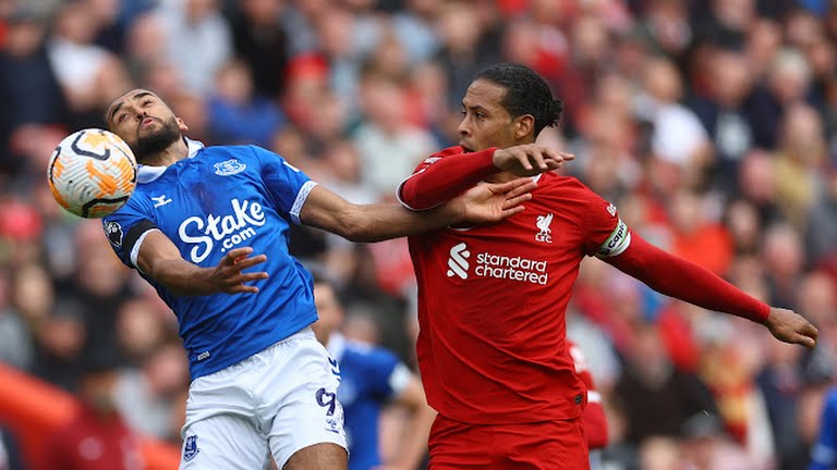 Pemain bertahan Liverpool S van Dijk berebut bola dengan pemain Everton di Stadion Anfield. Dalam laga tersebut Liverpool menang 2-0. Foto: reuters