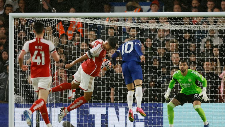 Pemain Arsenal berusaha membobol gawang Chelsea saat keduanya bertemu di Stamford Brigde dalam lanjutan Liga Inggris, Sabtu (21/10/2023). Kedua tim bermain imbang 2-2.foto:Reuters