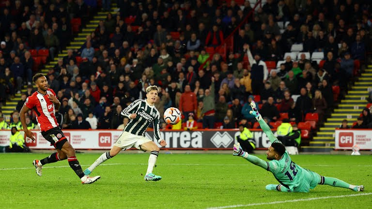 Pemain MU, S Mc Tominay saat melepaskan tembakan ke arah gawang Sheffield United. Dalam laga tersebut MU menang 2-1 dan Mc Tominay mencetak satu gol. Foto:reuters