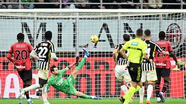 Penjaga gawang Milan, Mirante gagal mengantisipasi tembakan pemain Juventus Locatelli. Milan kalah 0-1 dalam laga tersebut. Foto: Reuters