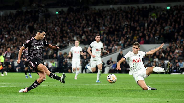 Pemain Fulham berusaha menjebol gawang Tottenham saat keduanya bertemu di Tottenham Hotspurs Stadium, Selasa (24/10/2023). Dalam laga tersebut Tottenham menang 2-0. Foto:Reuters