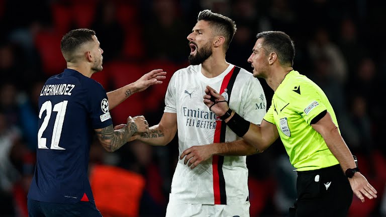 Pemain AC Milan, O Giroud adu argumen dengan pemain PSG saat keduanya bertemu di penyisihan grup F Liga Champions 2023/2024, Kamis (26/10/2023). Foto: Reuters