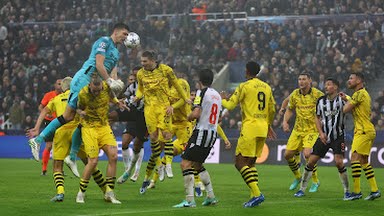 Penjaga gawang Newcastle ikut membantu serangan saat timnya tertinggal 0-1 atas Dortmund di penyisihan Grup F Liga Champions 2023/2024, Kamis (26/10/2023). Foto:Reuters