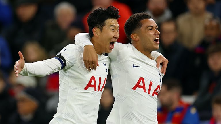Penyerang Tottenham, Son melakukan selebrasi bersama rekannya Johnson usai mencetak gol ke gawang Crystal Palace, Sabtu (28/10/2023). Dalam laga tersebut Tottenham menang 2-1.foto:Reuters