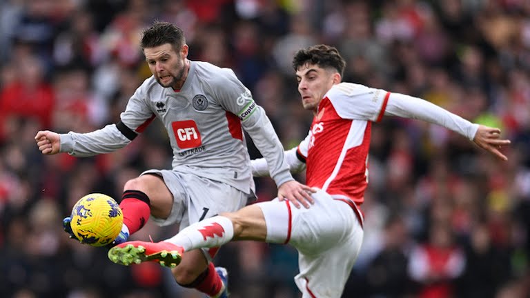 Pemain Arsenal dan Sheffield saling berebut bola ketika kedua tim bertemu. Dalam laga tersebut Arsenal menang 5-0.foto:Reuters