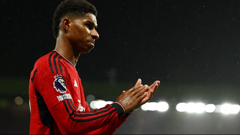 Pemain MU, M Rashford terlihat kecewa usai timnya dikallahkan Man City 0-3 di Old Trafford, Minggu (29/10/2023). Foto: Reuters