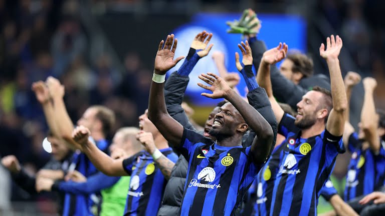 Pemain Inter melakukan selebrasi kepada penonton usai laga melawan Roma. Inter menang 1-0 dalam laga tersebut. Foto:Reuters