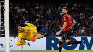 Penyerang Milan, O Giroud saat menciptakan gol dengan kepalanya ke gawang Napoli. Laga ini berakhir imbang 2-2. Foto: Reuters