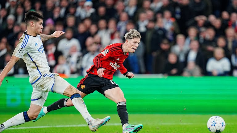 Pemain MU dan Copenhagen saling berebut bola saat keduanya bertemu di Penyisihan Grup A Liga Champions, Kamis (9/11/2023). Dalam laga tersebut MU kalah 3-4. Foto:Reuters