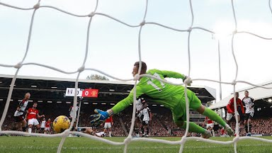 Pemain MU, B Fernandes melepaskan tembakan keras ke arah gawang Fulham saat bertemu dalam lanjutan Liga Inggris, Sabtu (4/11/2023). Dalam laga tersebut MU menang 1-0.Foto:Reuters