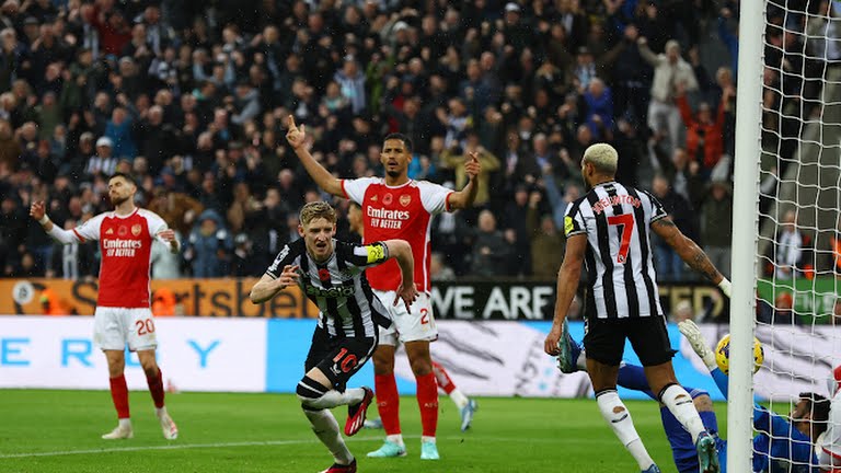 Pemain Newcastle, A Gordon melakukan selebrasi usai mencetak gol ke gawang Arsenal, Minggu (5/11/2023). Foto:Reuters