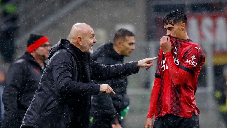 Pelatih AC Milan memberikan instruksi kepada pemainnya saat melawan Udinese di Stadion San Siro, Milan. Dalam laga itu Milan kalah 0-1.foto:reuters