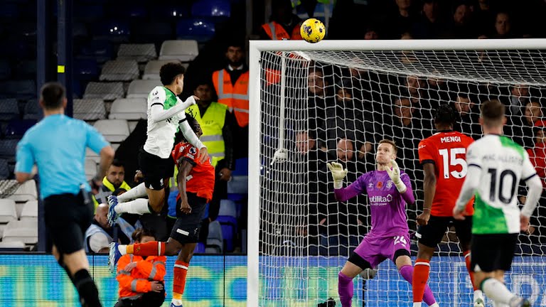 Pemain Liverpool, L Diaz menanduk bola untuk menjebol gawang Luton ketika kedua tim bertemu, Minggu (5/11/2023). Kedua tim bermain imbang 1-1. Foto: Reuters