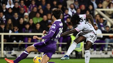 Pemain Juventus mendapatkan hadangan dari pemain Fiorentina. Dalam laga tersebut Juventus menang 1-0. Foto:Reuters