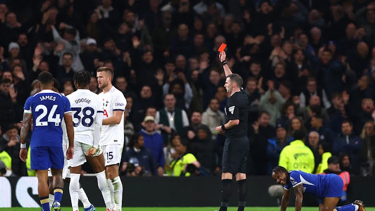 Pemain Tottenham, Udogie saat menerima kartu merah dari wasit saat melawan Chelsea. Dalam laga itu Tottenham menyerah 1-4.foto:reuters