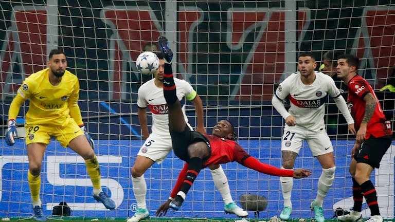 Penyerang Milan, R Leao melepaskan tembakan salto untuk menjebol gawang PSG dalam lanjutan Liga Champions, Rabu (8/11/2023) Milan menang 2-1.foto:reuters