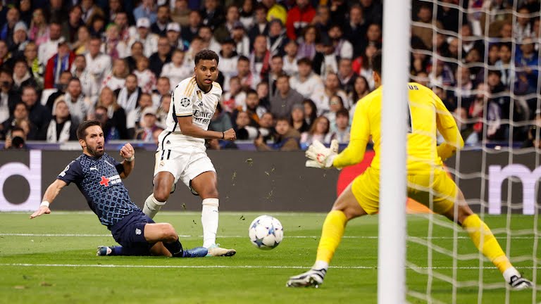 Pemain Madrid melepaskan tembakan ke arah gawang Braga dalam lanjutan Liga Champions di Stadion Santiago Bernabeu, Kamis (9/11/2023). Madrid memastikan diri lolos ke babak selanjutnya dalam kompetisi itu. Foto:Reuters