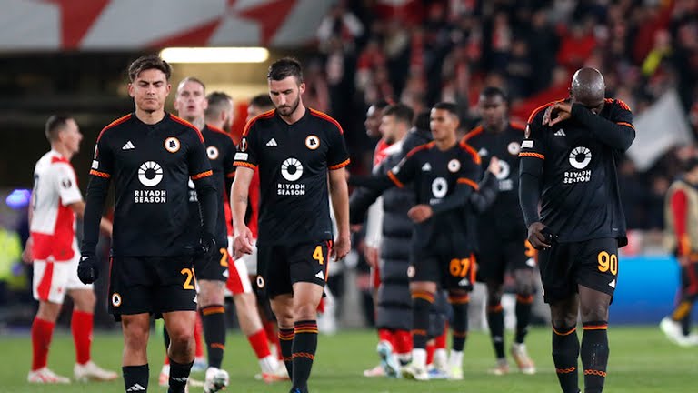 Pemain AS Roma tertunduk lesu saat meninggalkan stadion usai kalah dari Slavia Praha, 0-2 dalam lanjutan Liga Eropa, Jumat (10/11/2023). Foto:Reuters
