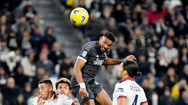Pemain Juventus, Bremer menanduk bola untuk menjebol gawang Cagliari. Juventus menang 2-1 dalam laga tersebut. Foto:Reuters