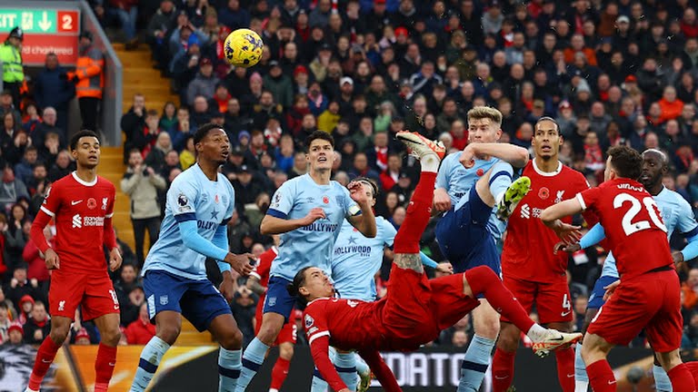 Pemain Liverpool D Nunez saat melepaskan tembakan salto ke gawang Brentford. Foto: Reuters