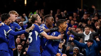 Pemain Chelsea merayakan gol T Sila ke gawang Man City. Kedua tim bermain imbang 4-4.Foto : Reuters