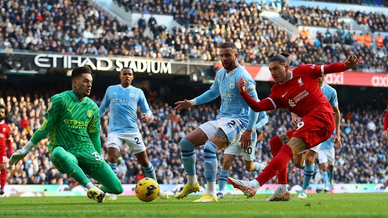 Pemain Liverpool, D Nunez melepaskan tembakan ke arah gawang Man City. Kedua tim bermain imbang 1-1. Foto:reuters