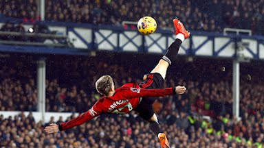 Pemain MU, Garnacho melepaskan tembakan salto ke gawang Everton. Foto :Reuters