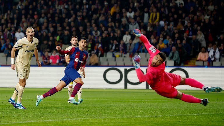 Pemain Barca melepaskan tembakan ke arah gawang Porto saat kedua tim bertemu di ajang penyisihan grup H Liga Champions 2023/2024, Rabu (29/11/2023). Dalam laga tersebut Barca menang 2-1. Foto:Reuters