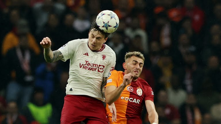 Pemain MU saling berebut bola dengan pemain Galatasaray pada penyisihan grup Liga Champions 2023/2024, Kamis (30/11/2023). Foto:Reuters