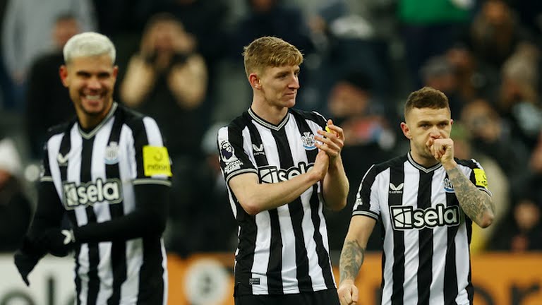 Pemain Newcastle United melakukan selebrasi usai meraih kemenangan atas Manchester United di St James Park, Minggu (3/12/2023). Foto:Reuters