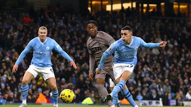 Pemain Man City melepaskan tembakan ke arah gawang Tottenham. Dalam laga tersebut kedua tim bermain imbang 3-3.Foto:Reuters