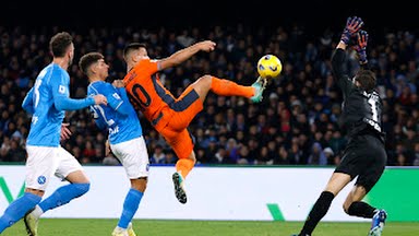 Pemain Inter Milan berusaha menjebol gawang Napoli ketika kedua tim bertemu dalam lanjutan Liga Italia 2023/2024 di Stadion Diego Armando Maradona, Senin (4/12/2023.Dalam laga tersebut Inter menang 3-0.Foto:Reuters
