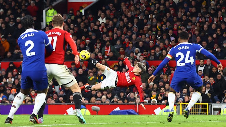 Pemain MU melepaskan tembakan ke arah gawang Chelsea dalam lanjutan Liga Inggris 2023/2024, Kamis (7/12/2023). Dalam laga tersebut MU menang 2-1.foto:reuters