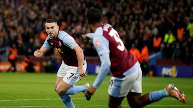 J Mc Ginn melakukan selebrasi usai mencetak gol ke gawang Arsenal. Foto:Reuters