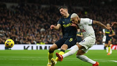 Penyerang Tottenham, Richarlison dibayangi pemain Newcastle United saat melepaskan tembakan. Dalam laga tersebut Tottenham menang 4-1.Foto:Reuters