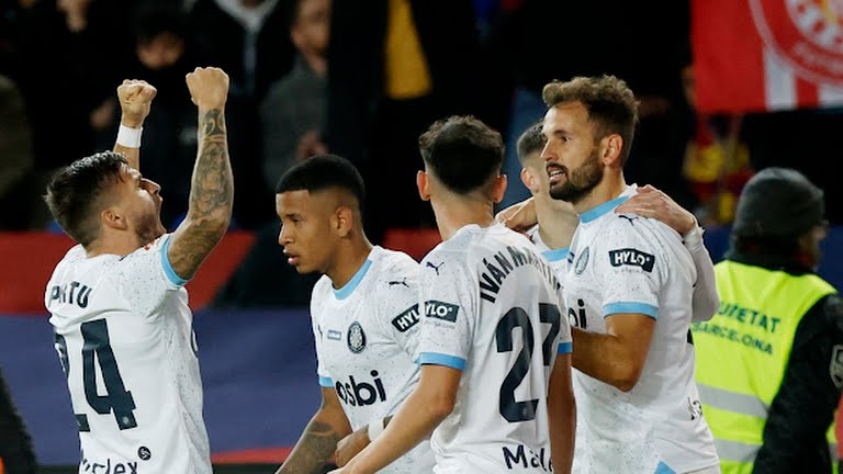 Pemain Girona melakukan selebrasi usai meraih kemenangan 4-2 di markas Barcelona. Foto: Reuters