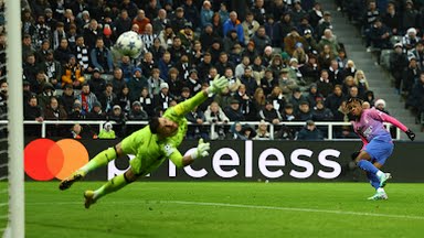 Pemain Milan Chukwueze melepaskan tembakan kaki kiri ke arah gawang Newcastle United. Dalam laga tersebut Milan menang 2-1.foto:Reuters