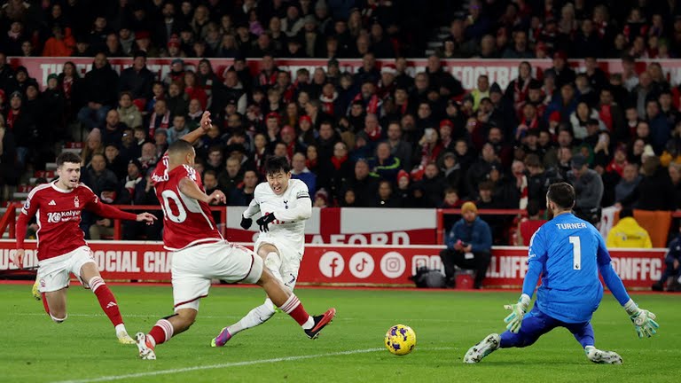 Pemain Tottenham, H Son saat melepaskan tembakan ke arah gawang Nottingham. Dalam laga tersebut Tottenham menang 2-0.foto:reuters