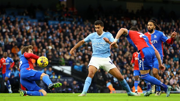 Pemain Man City mendapat pengawalan ketat dari pemain Crystal Palace saat kedua tim bertemu di Stadion Etihad, Sabtu (16/12/2023). Kedua tim bermain imbang 2-2. Foto:Reuters