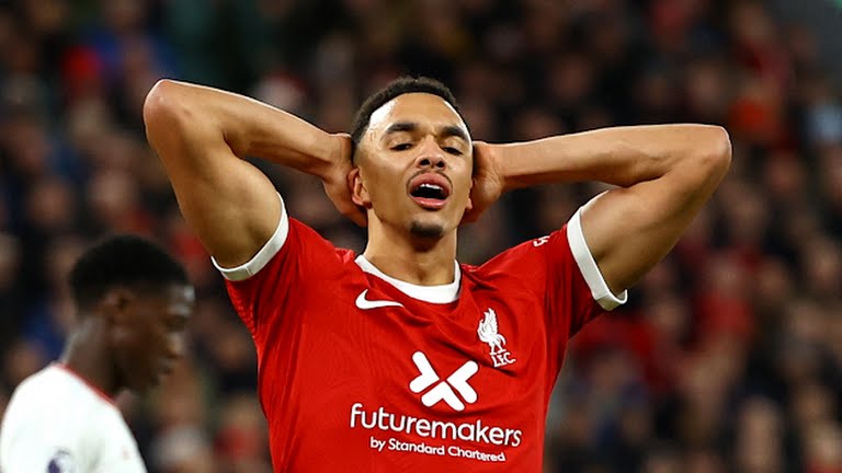 Pemain Liverpool meluapkan emosinya setelah gagal menciptakan gol ke gawang MU. Kedua tim bermain imbang 0-0.foto:reuters