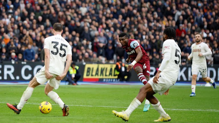 Pemain West Ham, Kudus melepaskan tembakan ke arah gawang MU. Dalam laga itu West Ham menang 2-0.Foto:reuters