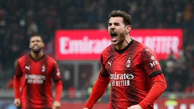 Pemain AC Milan, T Hernandez meluapkan emosinya usai menjebol gawang AS Roma. Dalam laga itu Milan menang 3-1. Foto:Reuters