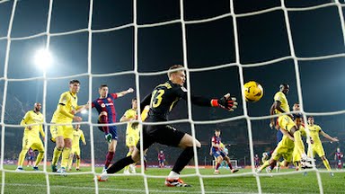 Pemain Barcelona saat melesakkan tembakan ke arah gawang Villareal ketika kedua tim bertemu dalam lanjutan Liga Spanyol, Minggu (28/1/2024). Dalam laga tersebut Barcelona kalah 3-5.Foto:Reuters
