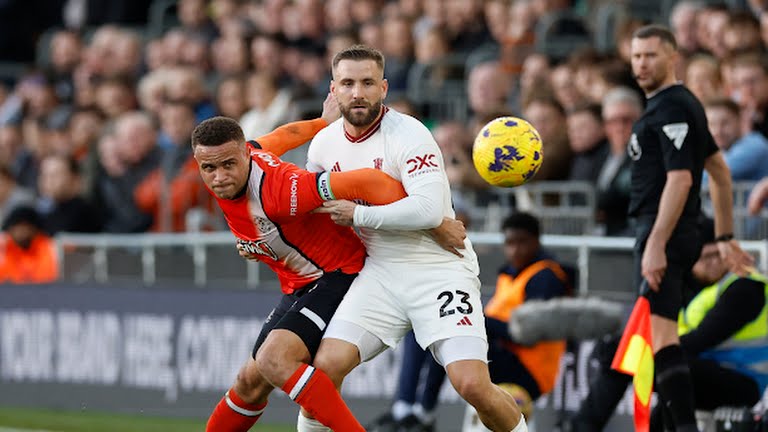 Pemain Luton dan MU saling berebut bola saat kedua tim bertemu dalam lanjutan Liga Inggris di Stadion Kenilworth Road, Minggu (18/2/2024). Dalam pertandingan tersebut MU menang 2-1.Foto:Reuters