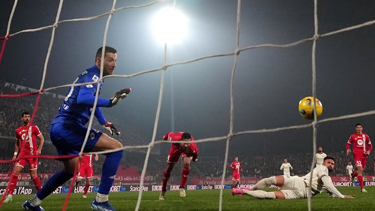 Penyerang Milan, O Giroud saat menjebol gawang Monza dalam lanjutan Liga Italia di Stadion Brianteo, Senin (19/2/2024). Dalam laga tersebut Milan menyerah 2-4. Foto : Reuters