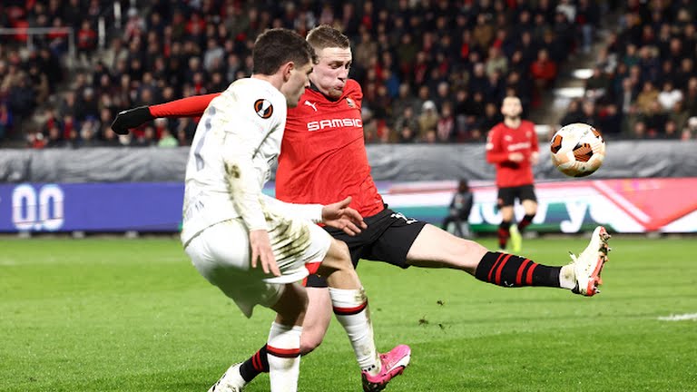 Pemain MIlan salin berebut bola dengan pemain Rennes saat kedua tim bertemu di babak 32 besar Liga Eropa, Jumat (23/2/3024). Milan melaju ke babak selanjutnya berkat menang agregat 3-5. Foto : Reuters