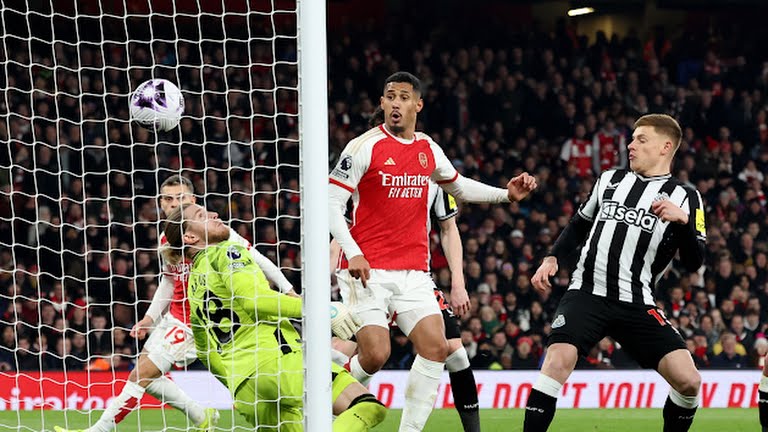 Pemain Arsenal, Kiwior saat mencetak gol ke gawang Newcastle United dalam lanjutan Liga Inggris 2023/2024 di Stadion Emirates, Minggu (25/2/2024). Dalam laga tersebut Arsenal menang 4-1.foto: Reuters