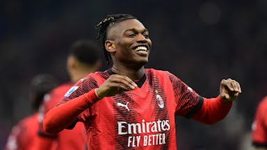 Pemain AC Milan, R Leao melakukan selebrasi usai mencetak gol ke gawang Atalanta saat kedua tim bertemu di San Siro, Senin (26/2/2024). Kedua tim bermain imbang 1-1. Foto:Reuters
